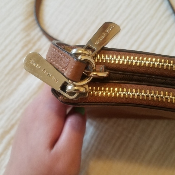 Michael kors Dual colored Bag - Picture 5 of 11